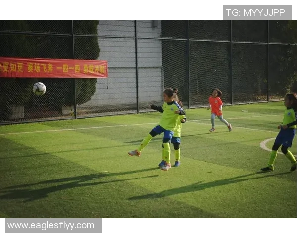 儿童与足球明星亲密合影展现梦想与希望的美好瞬间 儿童与足球明星亲密合影展现梦想与希望的美好瞬间