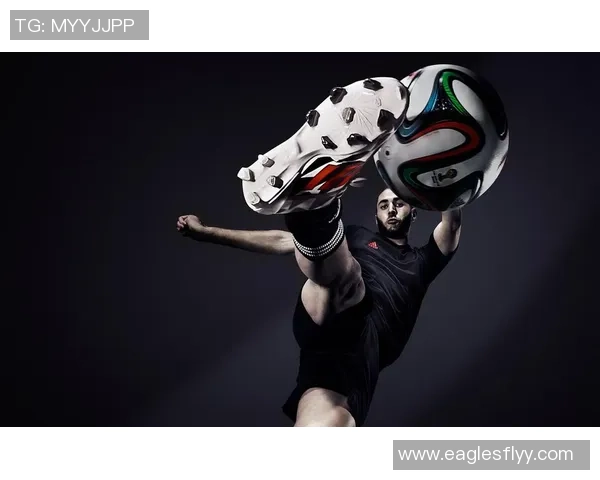 足球明星身穿黑色球衣展现魅力与力量的完美结合